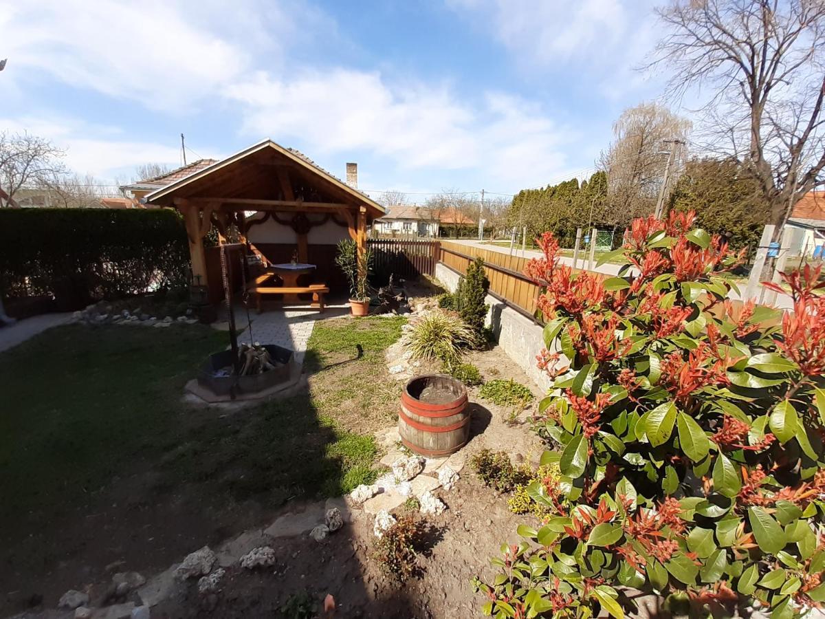 Estike Nyaralo Merevfalu Kerti Medencevel Zamárdi Exterior foto
